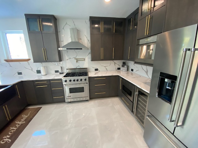 Kitchen, slab backsplash and brass